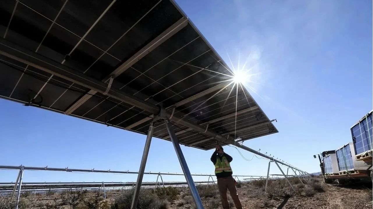 Solenergi og batterier vil dominere amerikansk strømproduksjonskapasitet i 2024